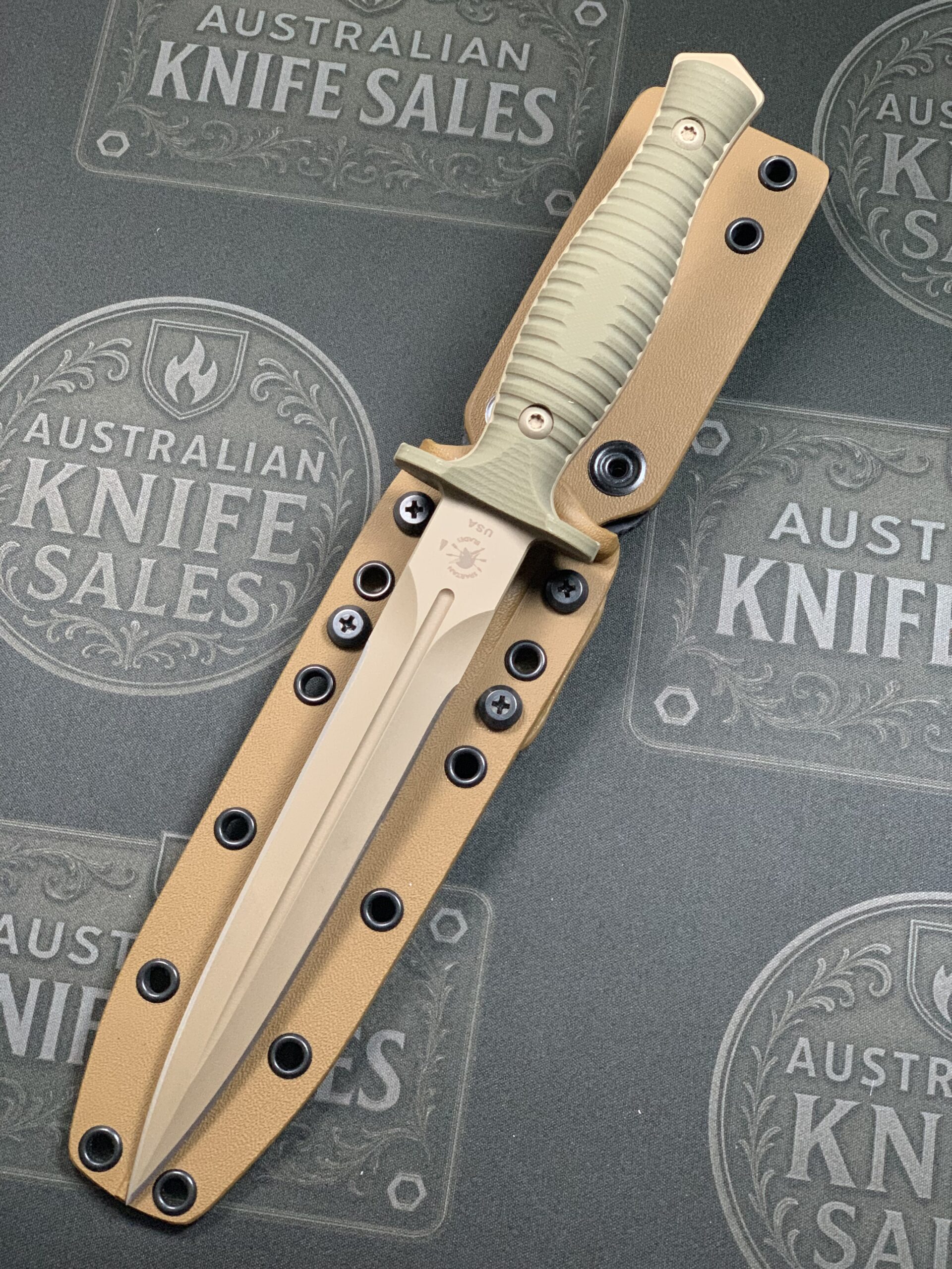 Spartan George V-14 D/E – Flat Dark Earth – Green Handle – Tan Kydex Sheath